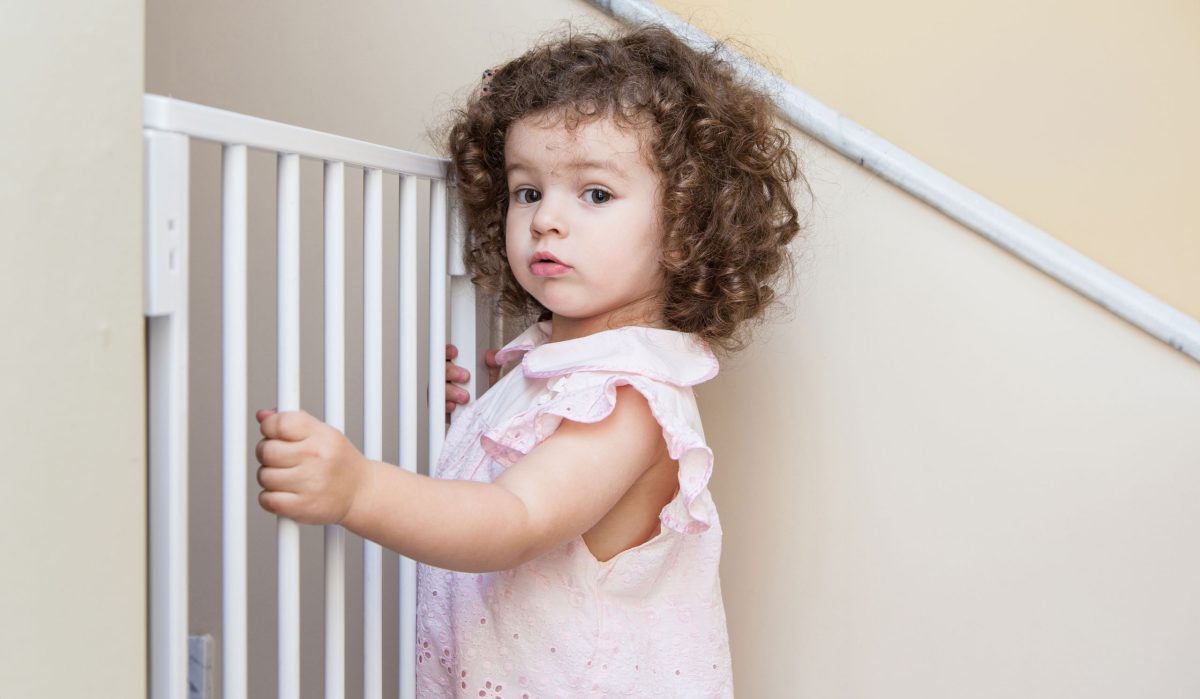 Sigurnosna vrata bijela, 74-105 cm, za stepenice i vrata, metal i drvo, dodatni paneli