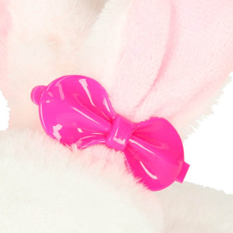 Zeko s mrkvom hoda i miče ušima