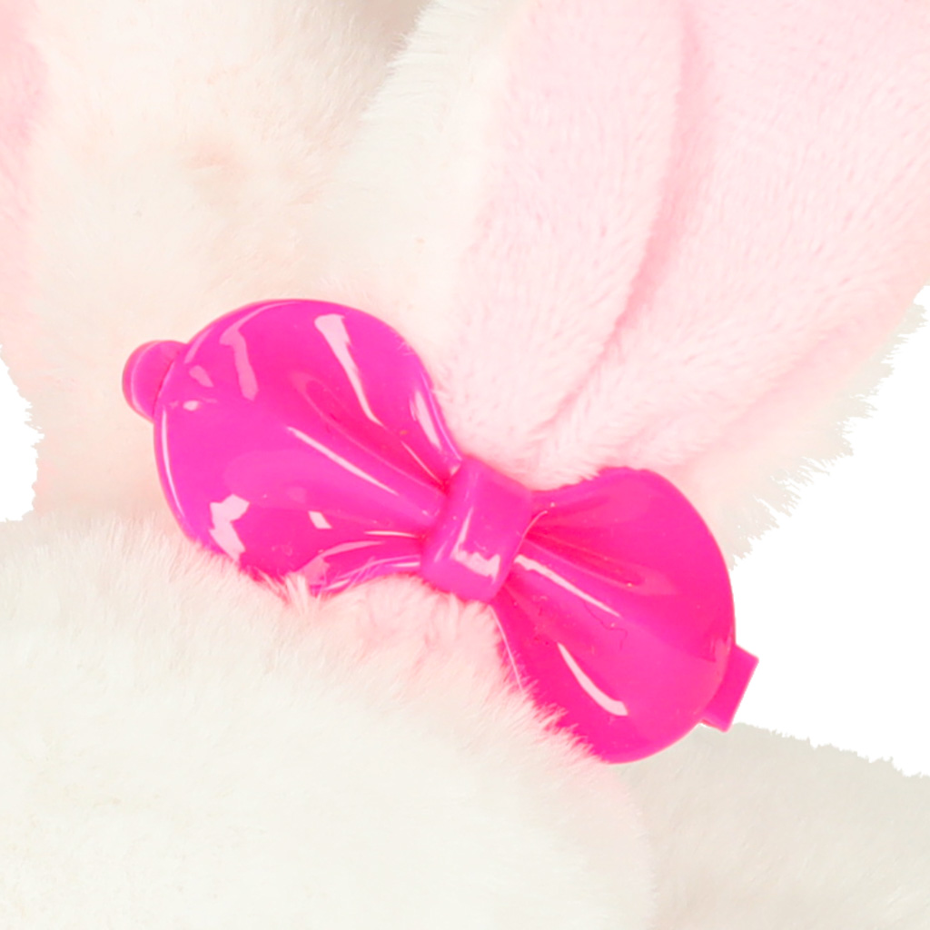 Zeko s mrkvom hoda i miče ušima