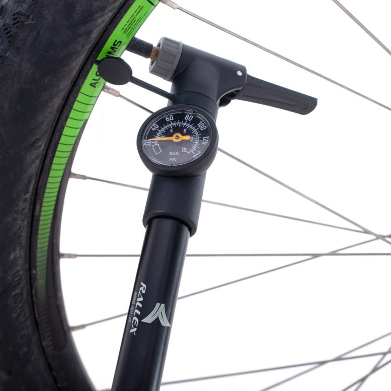 Bicycle-pump-with-bicycle-handle-pressure-gauge-164439 Pumpa za bicikl s manometrom RALLEX ručna pumpa za bicikl za loptu madraca s držačem za bicikl 3