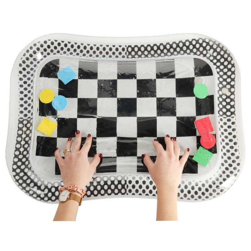 Vodena prostirka za napuhavanje s kontrastnim crno-bijelim uzorcima šahovska ploča 65 cm x 50 cm