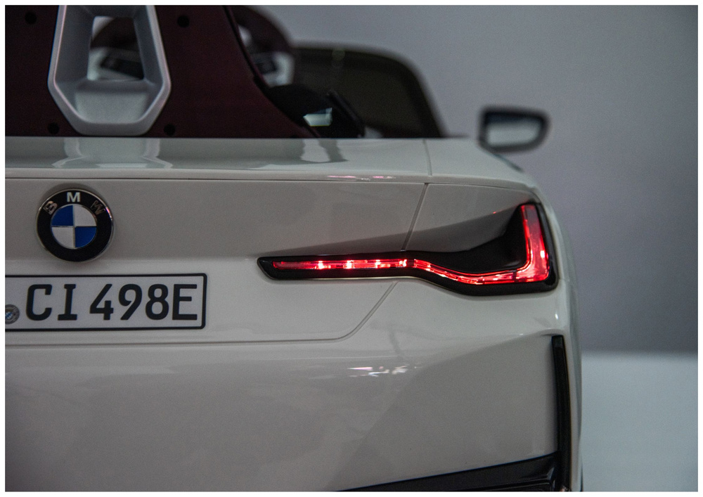 BMW I4 4x4 JE1009 Automobil na akumulator, bijeli